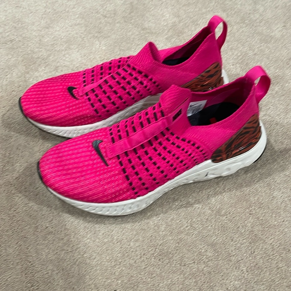 Nike slip on sneaker in EUC